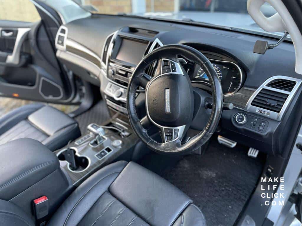 Haval H9 view of drivers seat and controls