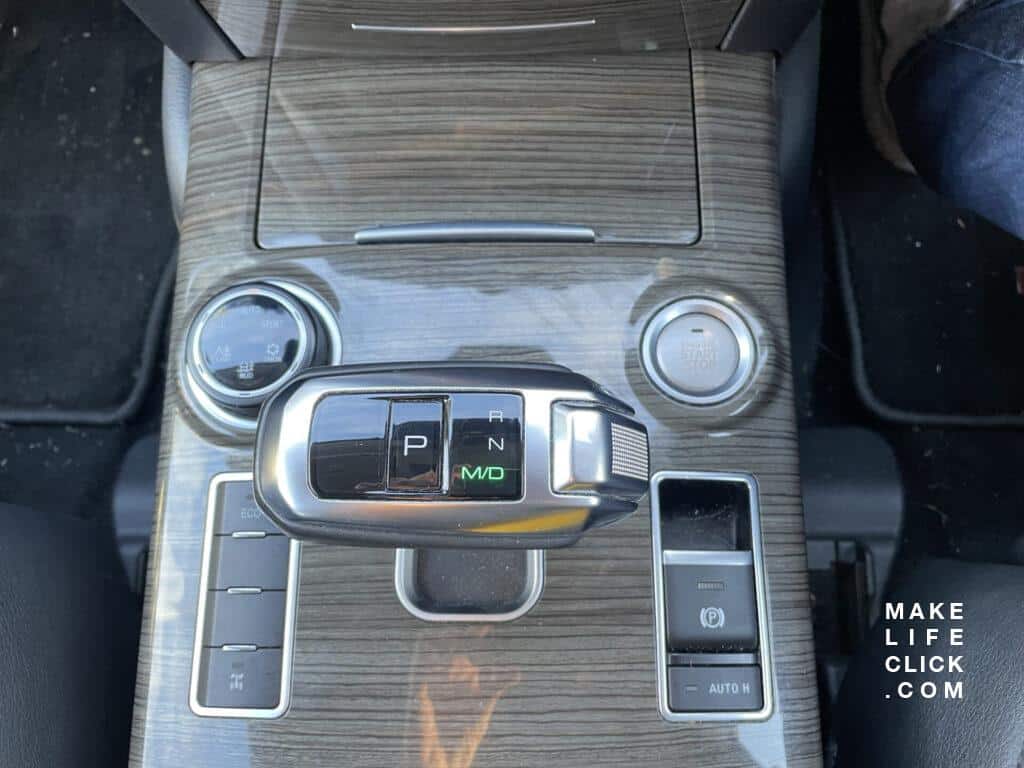 Top down view of the H9 gear shifter and 4wd selection dial