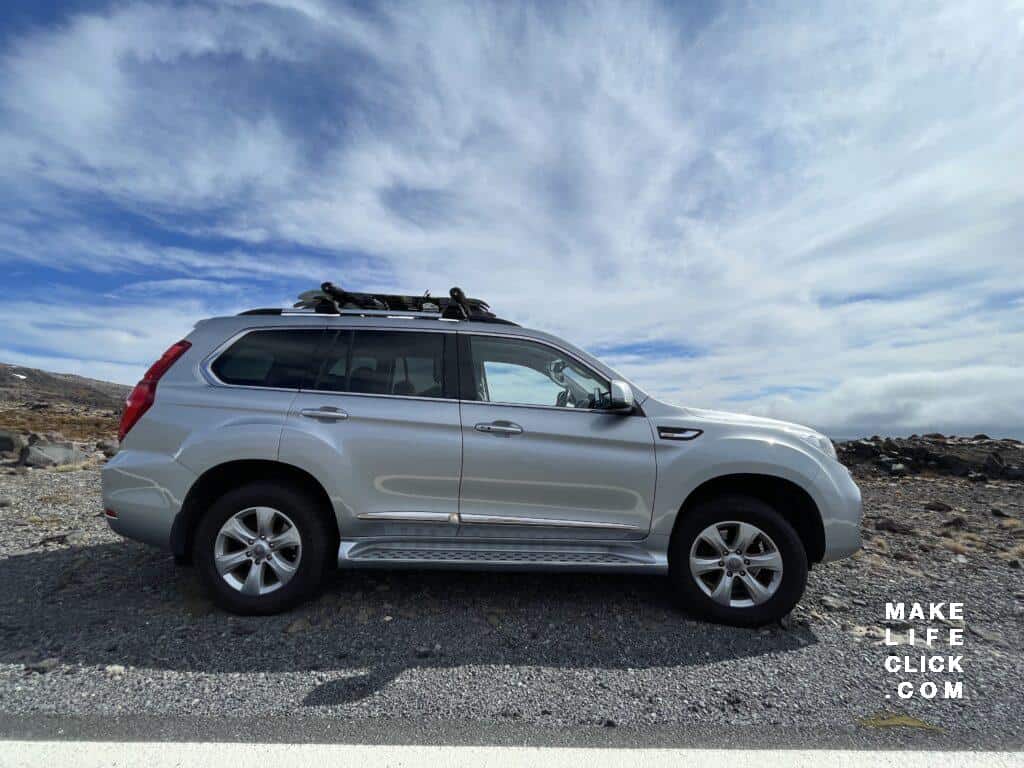 Image of Haval H9 on the edge of a mountain road